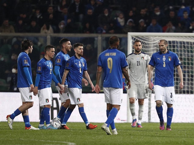 L'italiano Giorgio Chiellini e i suoi compagni di squadra sembrano frustrati dopo la partita del 24 marzo 2022