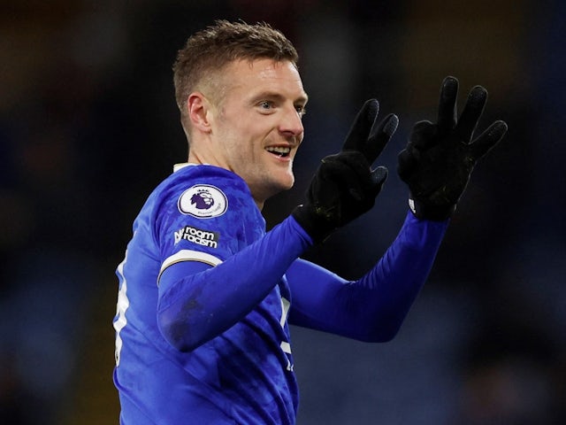 Jamie Vardy signs new Leicester City contract