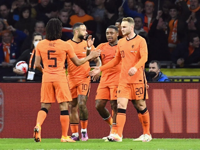 Steven Bergwijn z Holandska oslavuje strelenie prvého gólu so spoluhráčmi 26. marca 2022