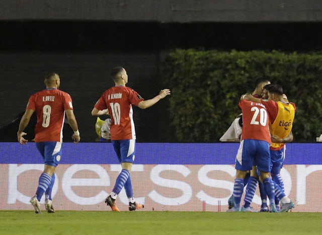 Robert Morales de Paraguay celebra marcar su primer gol con sus compañeros el 24 de marzo de 2022