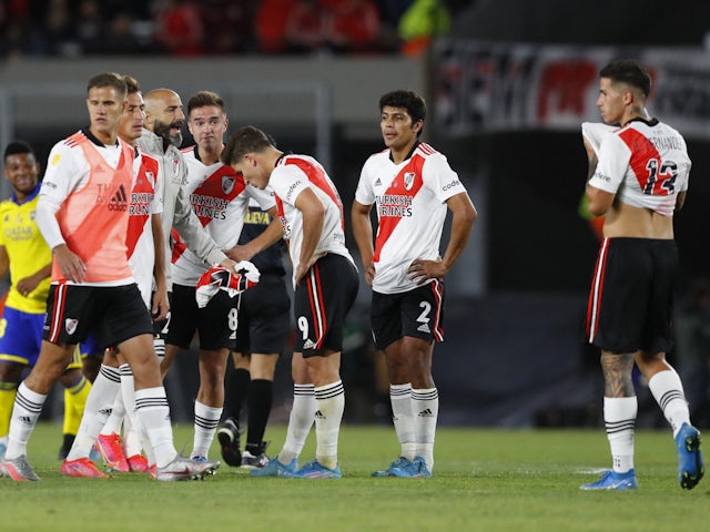 Julián Álvarez and his River Plate teammates look dejected after the match on March 20, 2022
