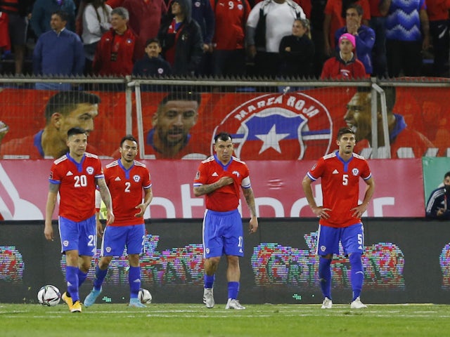 Hráči Čile vyzerajú frustrovane po tom, čo Luis Suarez z Uruguaja strelil svoj prvý gól 30. marca 2022