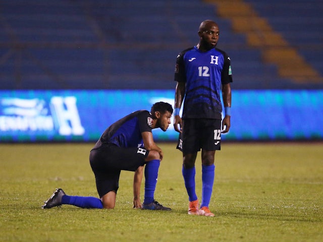 El jugador hondureño Rommel Cioto y su compañero lucen abatidos después del partido del 27 de marzo de 2022.