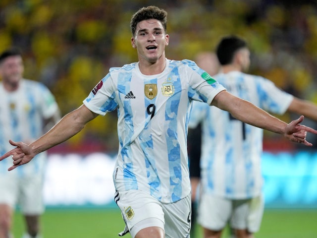 Julián Álvarez de Argentina celebra marcar su primer gol el 29 de marzo de 2022 