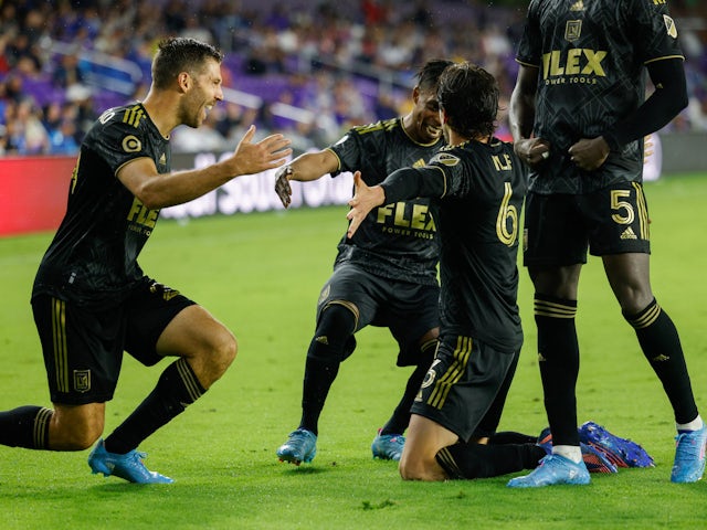 Le milieu de terrain du Los Angeles FC Ilie Sanchez (6) est félicité après avoir marqué un but contre Orlando City en seconde période au Orlando City Stadium le 3 avril 2022