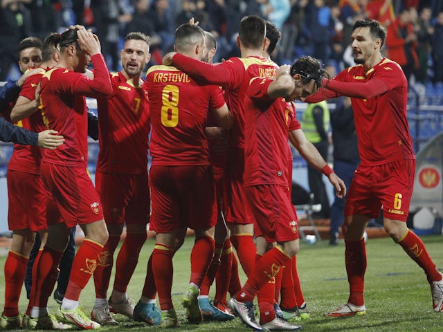 Muntenegrul Milutin Osmagic sărbătorește că a marcat primul său gol cu ​​colegii săi pe 28 martie 2022