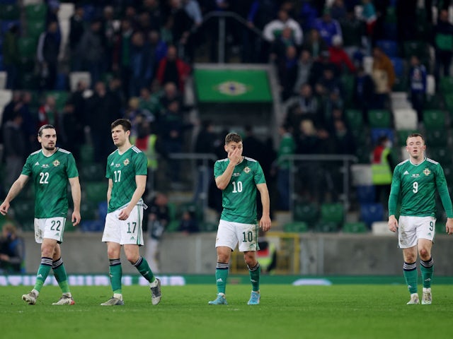 Irlandia Północna Ciaron Brown, Buddy McNair, Dion Charles i Shane Lavery odpowiadają po meczu 29 marca 2022 r.