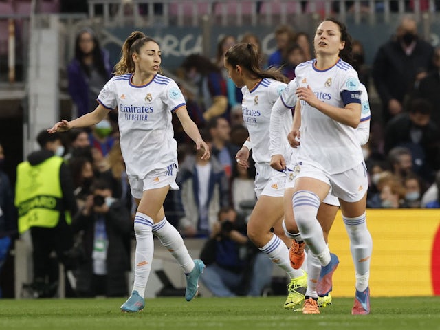 Olga Carmona del Real Madrid Femenino celebra marcar su primer gol con sus compañeras el 30 de marzo de 2022