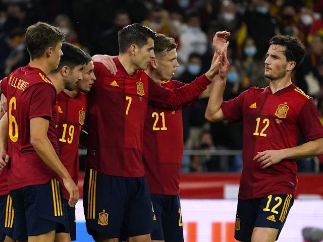 Álvaro Morata de España celebra marcar un gol con sus compañeros el 29 de marzo de 2022