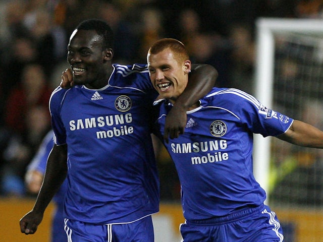 Michael Essien y Steve Sedwill jugaron en el Chelsea en septiembre de 2007.