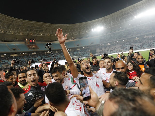 El tunecino Nader El-Ghandari celebra con sus compañeros tras clasificarse para el Mundial el 29 de marzo de 2022