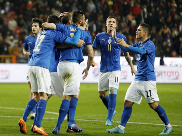 Italianul Brian Cristante sărbătorește că a marcat primul său gol cu ​​coechipierii săi pe 29 martie 2022