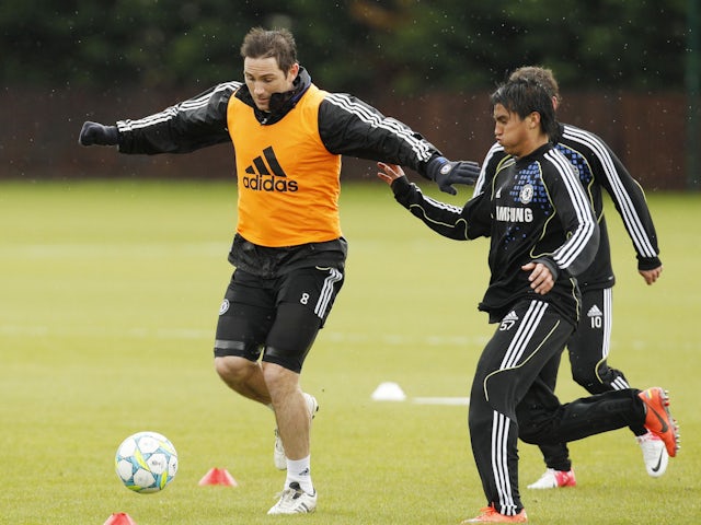 Ulysses Davila intenta hacer frente a su compañero de equipo del Chelsea, Frank Lampard, en mayo de 2012.
