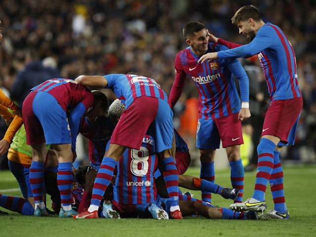 Pedri del Barcellona festeggia il suo primo gol con i compagni di squadra il 3 aprile 2022