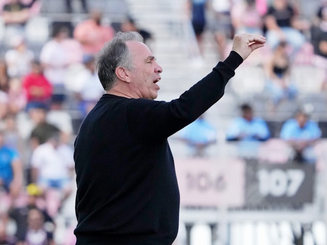  L'entraîneur-chef de la New England Revolution Bruce Arena réagit après un match contre l'Inter Miami CF en seconde période au DRV PNK Stadium le 9 avril 2022