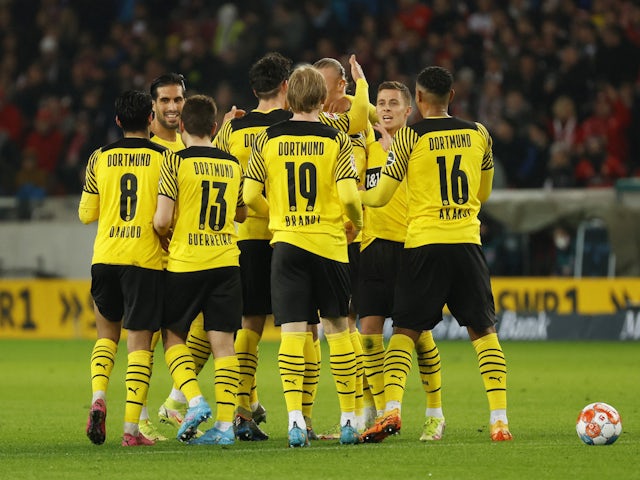 Julian Brandt of Borussia Dortmund celebrates his first goal with his teammates on April 8, 2022