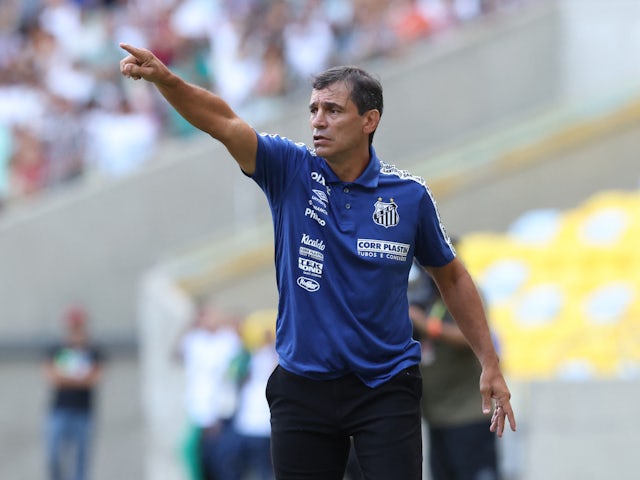 Santos coach Fabian Bustos reacts on April 9, 2022