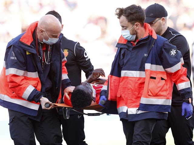 Idrisso Baba del Mallorca se estira tras sufrir una lesión el 9 de abril de 2022