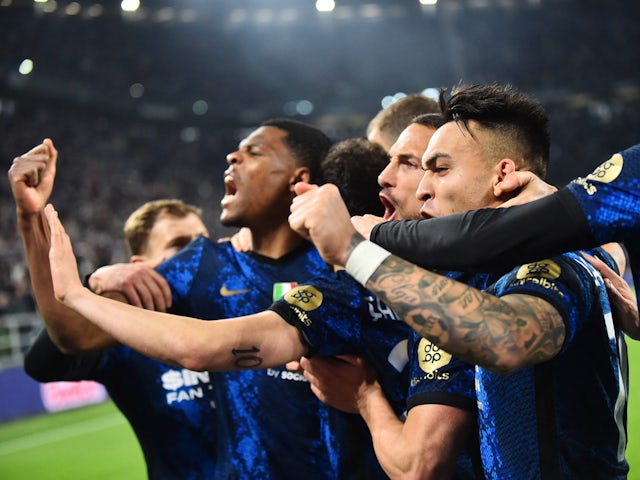 Inter Milan players celebrate after Hakan Calhanoglu scores their first goal from the penalty spot on April 3, 2022