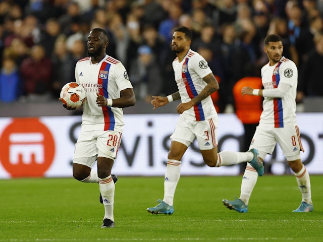 Tanguy Ndombele de Lyon celebra marcar su primer gol el 7 de abril de 2022