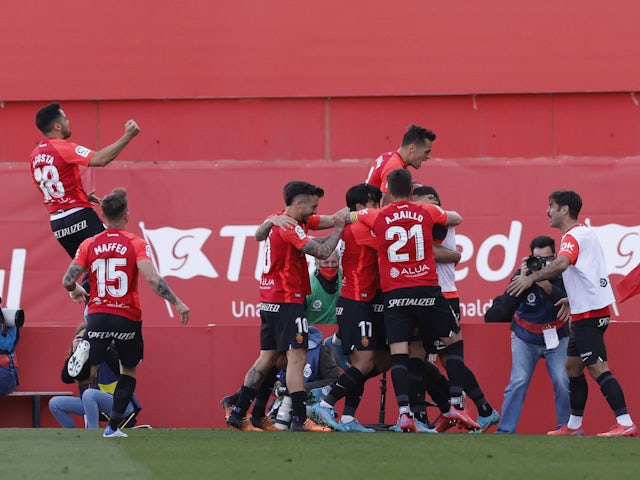 El Vedat Muriqi del Mallorca celebra marcar su primer gol con sus compañeros el 9 de abril de 2022