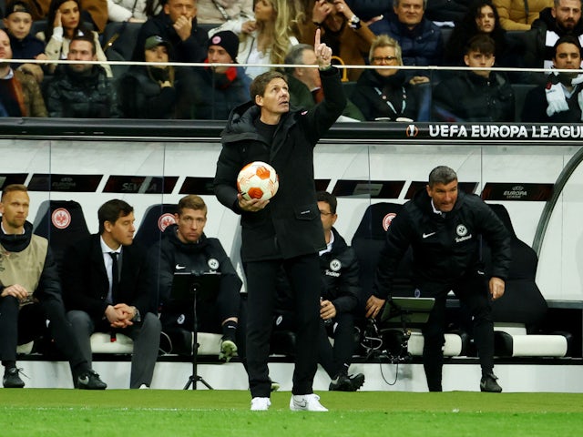 Eintracht Frankfurt coach Oliver Glasner reacts on April 7, 2022