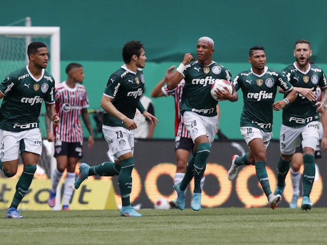 Danilo of Palmeiras celebrates scoring his first goal with his teammates on April 3, 2022