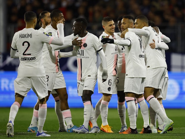 Neymar del Paris Saint-Germain (PSG) festeggia il suo primo gol con i compagni di squadra il 9 aprile 2022