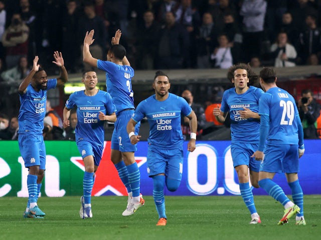 Dimitri Payet del Marsiglia festeggia il suo primo gol con i compagni di squadra il 14 aprile 2022