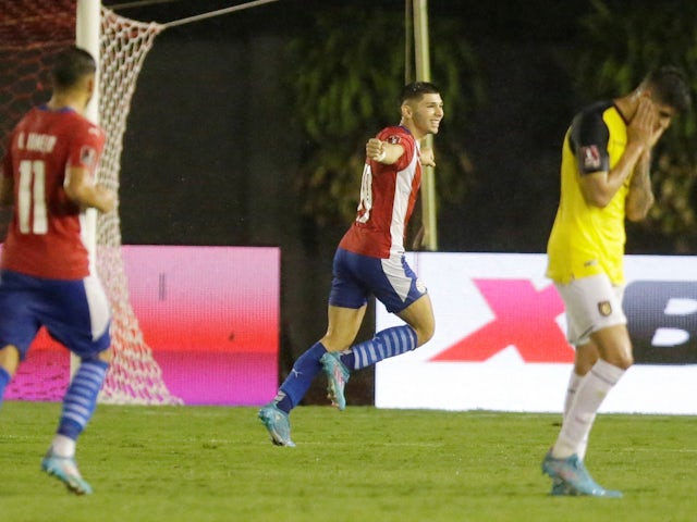 Julio Enciso de Paraguay celebra después de que Pedro Hincapie Reyna de Ecuador anotara un gol en propia meta el 24 de marzo de 2022.