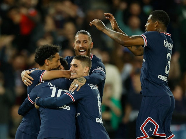 Lionel Messi del Paris Saint-Germain festeggia il gol contro il Lens con i compagni di squadra il 23 aprile 2022