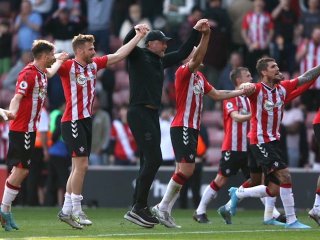 Southampton manager Ralph Hasenhuttle celebrates with his players after the match on 16 April 2022