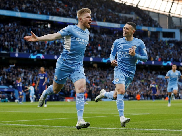 Kevin De Bruyne del Manchester City festeggia il suo primo gol con Phil Foden il 26 aprile 2022