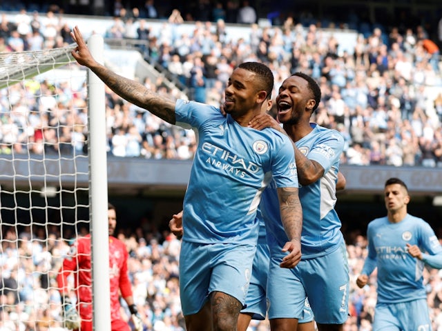 Gabriel Jesus, do Manchester City, comemora com Raheem Sterling depois de marcar seu quarto gol para completar seu hat-trick em 23 de abril de 2022