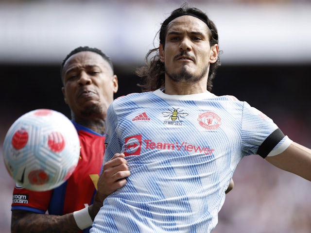 Manchester United's Edinson Cavani in action with Crystal Palace's Nathaniel Clyne on May 9, 2022