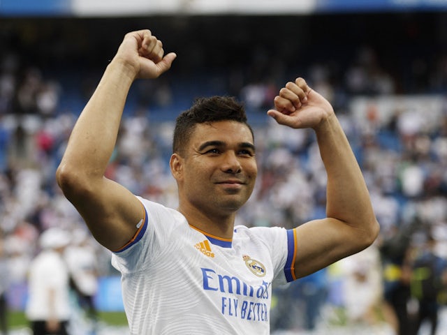 Casemiro del Real Madrid celebra tras ganar la Liga en abril de 2022