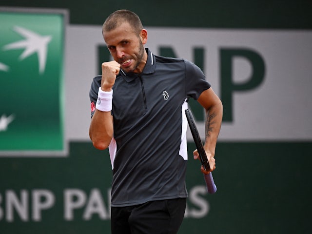 Dan Evans in action at the French Open on May 23, 2022