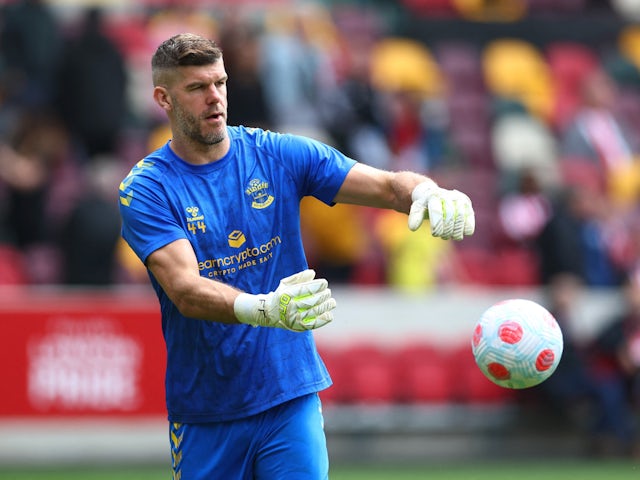 Fraser Forster warms up for Southampton in May 2022