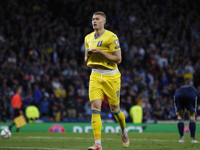 Нападник збірної України Артем Дойбек святкує забитий гол проти Шотландії в матчі відбору до чемпіонату світу 1 червня 2022 року.