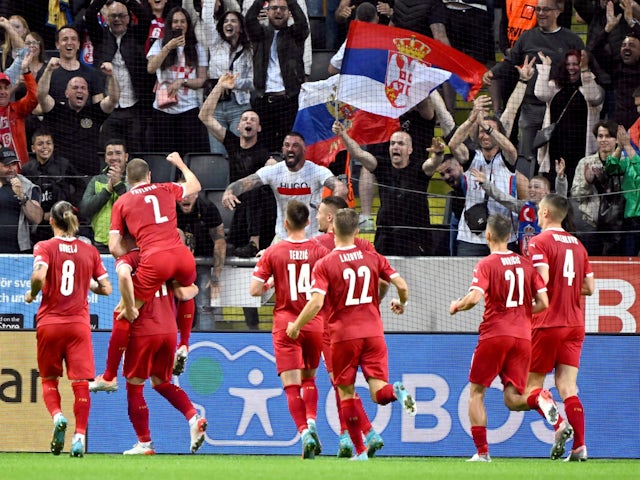 Luka Jovic de Serbie célèbre son premier but avec ses coéquipiers le 9 juin 2022