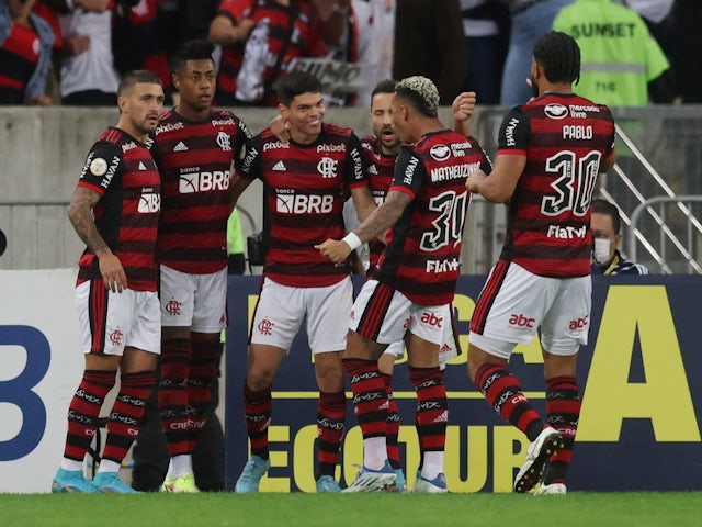 Ayrton, jogador do Flamengo, comemora seu primeiro gol com os companheiros em 15 de junho de 2022