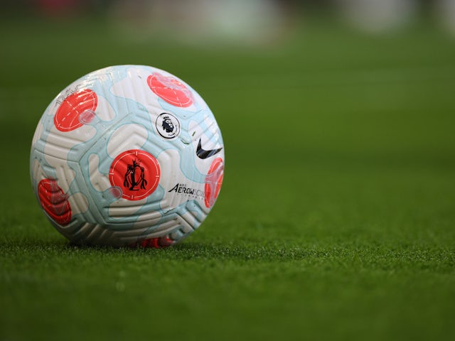 Uma foto geral de uma bola de futebol de maio de 2022