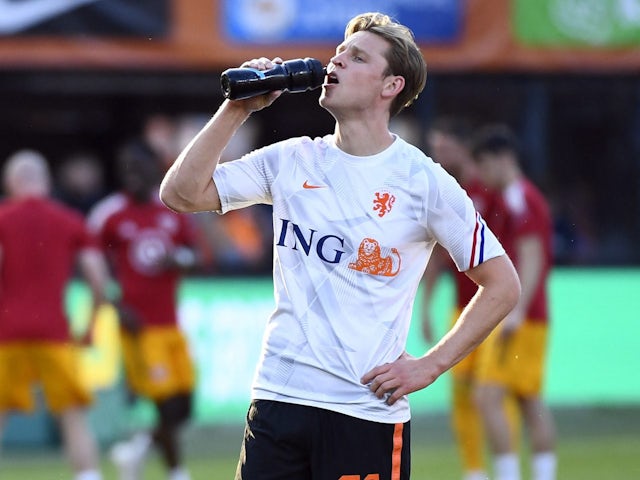 Frenkie de Jong calentando para Holanda el 14 de junio de 2022