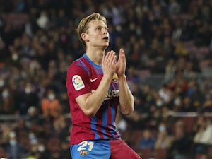 De Jong 'informs Man United that he will be staying at Barcelona'