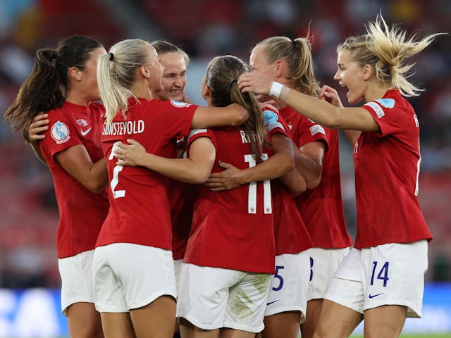 Det norske damelaget Guro Reiten feirer sitt fjerde mål med lagkameratene 7. juli 2022
