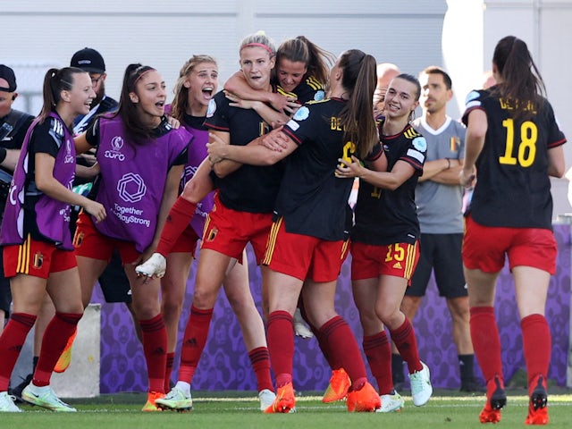 La donna belga Justine Vanheivermaet festeggia il suo primo gol con i suoi compagni di squadra il 10 luglio 2022