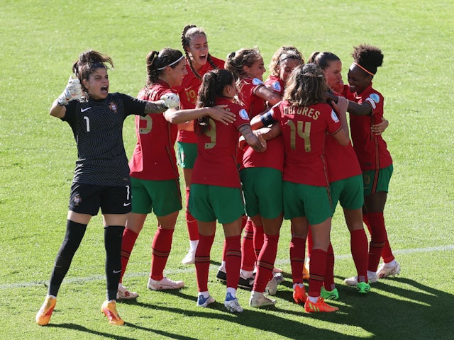 Jéssica Silva feminina de Portugal comemora seu segundo gol com seus companheiros de equipe em 9 de julho de 2022