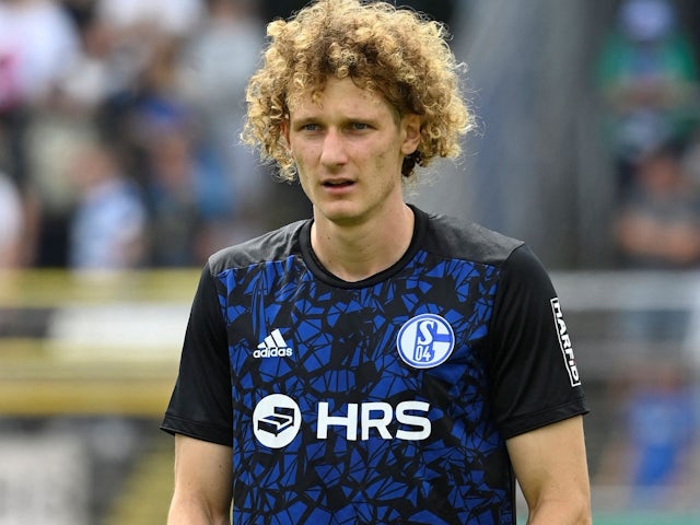 Alex Kral in action for Schalke on July 31, 2022