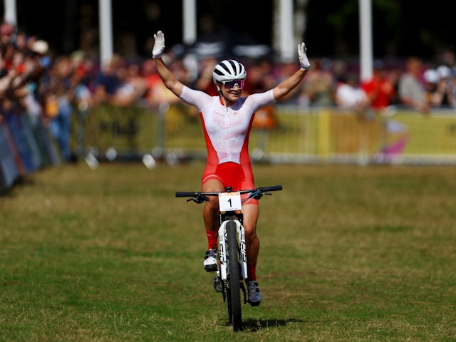 England's Evie Richards wins gold in mountain biking
