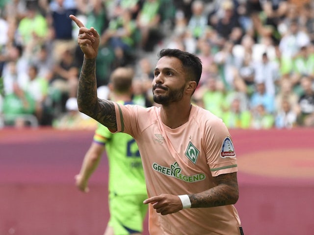 Leonardo Bittencourt celebrates scoring for Werder Bremen on August 6, 2022